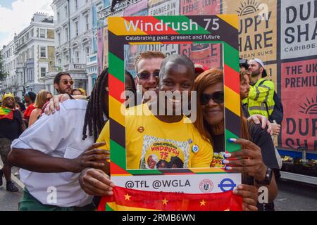 London, Großbritannien. 27. August 2023. Die Teilnehmer erinnern sich an Windrush, als der Notting Hill Karneval 2023 beginnt. Quelle: SOPA Images Limited/Alamy Live News Stockfoto