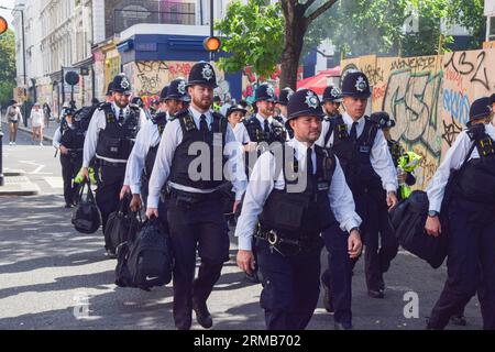 London, Großbritannien. 27. August 2023. Polizeibeamte kommen im Dienst, als der Notting Hill Carnival 2023 beginnt. Quelle: SOPA Images Limited/Alamy Live News Stockfoto