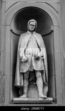 Statue des Renaissancekünstlers Giotto im Innenhof der Galleria degli Uffizien, Florenz, Italien, August 2023 Stockfoto