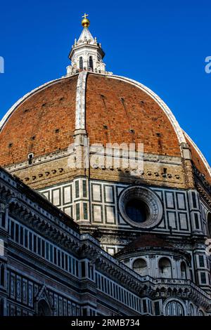 Kathedrale von Florenz, Cattedrale di Santa Maria del Fiore mit der Kuppel von Brunelleschi, Stadt auf der Rückseite, Sommer 2023 Stockfoto