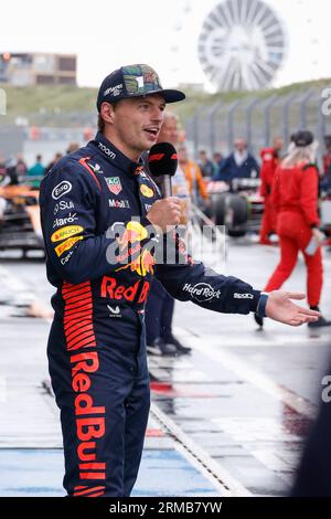 ZANDVOORT, NIEDERLANDE - AUGUST 27: Gewinner Max Verstappen des Oracle Red Bull Racing Post Race intervieuw während des niederländischen GP Formel 1 Renntags in C Stockfoto