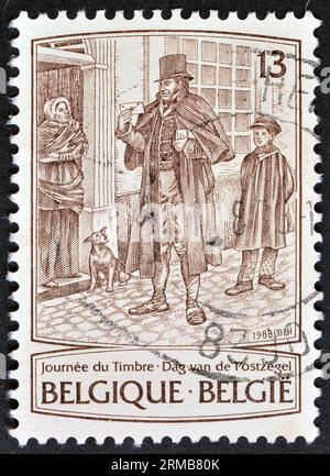 Briefmarke, gedruckt von Belgien, die Postman 19th Century von James Thiriar (1889-1965) zeigt, Briefmarkentag, um 1988. Stockfoto