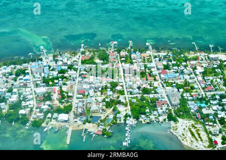 Ein Blick auf Caye Caulker Stadt von einem kleinen Flugzeug über Belize, Mittelamerika/Karibik. Stockfoto