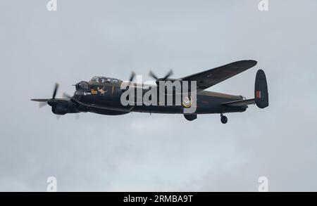 Die Battle of Britain Memorial Flights Lancaster Bomber PA474 führt eine Solo-Routine-Show auf, während der Rhyl Air Show 2023 in Rhyl Seafront, Rhyl, Vereinigtes Königreich, 27. August 2023 (Foto: Cody Froggatt/News Images) Stockfoto