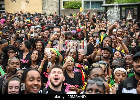 London, Großbritannien. Am 27 2023. August ziehen die Notting Hill Carnival 2022 ausgeklügelte Wagen und verkleidete Künstler bei der Karnevalsparade durch die Straßen, tanzen zu Stahlbands und Kalypso-Musik, und besuchen Sie die verlockenden Imbissstände entlang der Route und eine sehr friedliche Gemeinschaft für alle. Kredit: Siehe Li/Picture Capital/Alamy Live News Stockfoto