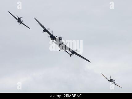 Rhyl, Großbritannien. 27. August 2023. The Battle of Britain Memorial Flight of Hawker Hurricane PZ865 (links), Lancaster Bomber PA474 (Mitte) und Mk Vb Spitfire, AB910 (rechts) zeigen ihre Show während der Rhyl Air Show 2023 in Rhyl Seafront, Rhyl, Großbritannien, am 27. August 2023 (Foto: Cody Froggatt/News Images) in Rhyl, Großbritannien am 27. August 2023. (Foto: Cody Froggatt/News Images/SIPA USA) Credit: SIPA USA/Alamy Live News Stockfoto