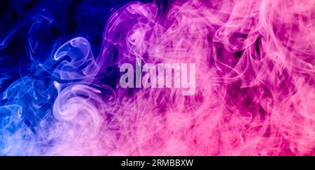 Mehrfarbiger Rauch in blauen und pinken Farben. Stockfoto