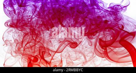 Mehrfarbiger Rauch in blauen und pinken Farben. Stockfoto