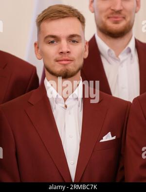 RIGA, Lettland. August 2023. Arturs Zagars, während des Treffens mit Edgars Rinkevics, Präsident von Lettland, vor der nationalen Männer-Basketballmannschaft von Lettland gors zur FIBA BASKETBALL-WELTMEISTERSCHAFT 2023. Quelle: Gints Ivuskans/Alamy Live News Stockfoto