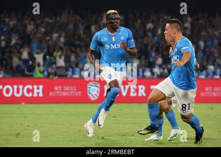 Neapel, Kampanien, Italien. 27. August 2023. Während des italienischen Fußballspiels der Serie A SSC Napoli gegen US Sassuolo am 27. August 2023 im Diego Armando Maradona Stadium in Neapel. Im Bild: Victor Osimhen vom SSC Napoli. (Bild: © Fabio Sasso/ZUMA Press Wire) NUR REDAKTIONELLE VERWENDUNG! Nicht für kommerzielle ZWECKE! Stockfoto