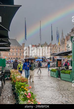 Brügge, Belgien - 31. Juli 2023: Stadtzentrum an einem regnerischen Tag mit Regenbogen Stockfoto