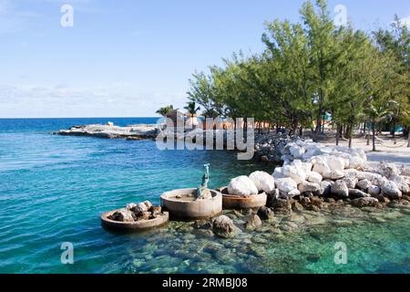 Der frühe Blick auf einen Wassereingang und noch leerer Touristenstrand auf der ansonsten unbewohnten Little Stirrup Cay Insel (Bahamas). Stockfoto