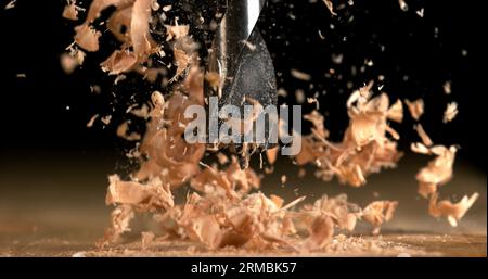 Holzspäne auf einem Holzbrett drehen, Chips machen Stockfoto