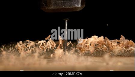 Holzspäne auf einem Holzbrett drehen, Chips machen Stockfoto