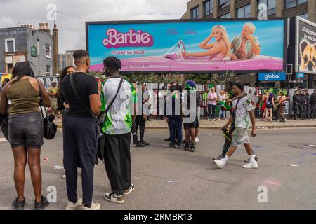 Nachtschwärmer, Musiker, DJs und Tänzer beim Notting Hill Carnival 2023 in London, England, Großbritannien Stockfoto