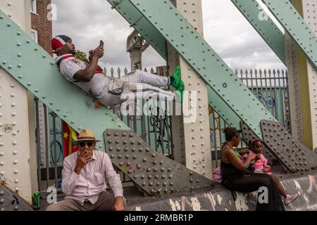 Nachtschwärmer, Musiker, DJs und Tänzer beim Notting Hill Carnival 2023 in London, England, Großbritannien Stockfoto