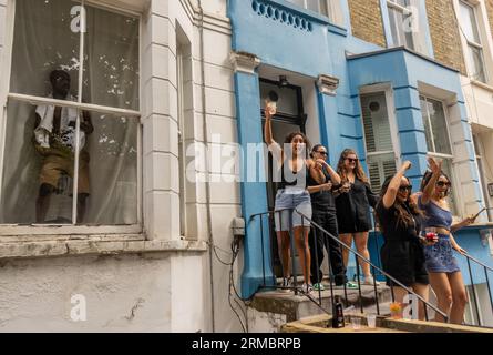 Nachtschwärmer, Musiker, DJs und Tänzer beim Notting Hill Carnival 2023 in London, England, Großbritannien Stockfoto