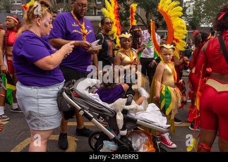 Nachtschwärmer, Musiker, DJs und Tänzer beim Notting Hill Carnival 2023 in London, England, Großbritannien Stockfoto