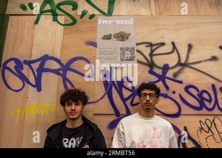 Nachtschwärmer, Musiker, DJs und Tänzer beim Notting Hill Carnival 2023 in London, England, Großbritannien Stockfoto