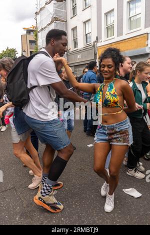 Nachtschwärmer, Musiker, DJs und Tänzer beim Notting Hill Carnival 2023 in London, England, Großbritannien Stockfoto