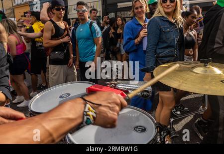 Nachtschwärmer, Musiker, DJs und Tänzer beim Notting Hill Carnival 2023 in London, England, Großbritannien Stockfoto