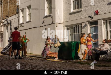 Nachtschwärmer, Musiker, DJs und Tänzer beim Notting Hill Carnival 2023 in London, England, Großbritannien Stockfoto