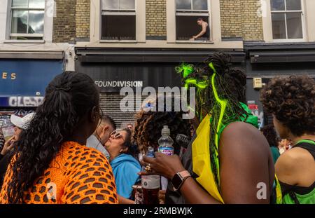 Nachtschwärmer, Musiker, DJs und Tänzer beim Notting Hill Carnival 2023 in London, England, Großbritannien Stockfoto