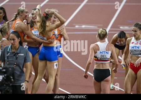 Budapest, Ungarn. 27. August 2023. Das Team Niederlande feiert, nachdem es am Sonntag, den 27. August 2023, das Finale des 4x400-m-Staffellaufs der Frauen bei den Leichtathletik-Weltmeisterschaften in Budapest, Ungarn, gewonnen hat. Die Weltspiele finden vom 19. Bis 27. August 2023 statt. BELGA PHOTO ERIC LALMAND Credit: Belga News Agency/Alamy Live News Stockfoto