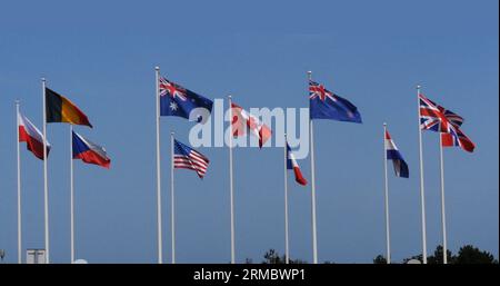 Flaggen, die im Wind wehen, Normandie. Stockfoto