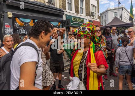 Nachtschwärmer, Musiker, DJs und Tänzer beim Notting Hill Carnival 2023 in London, England, Großbritannien Stockfoto