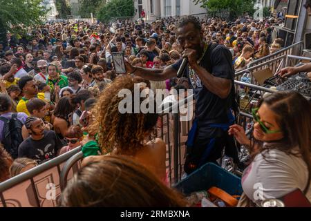 Nachtschwärmer, Musiker, DJs und Tänzer beim Notting Hill Carnival 2023 in London, England, Großbritannien Stockfoto