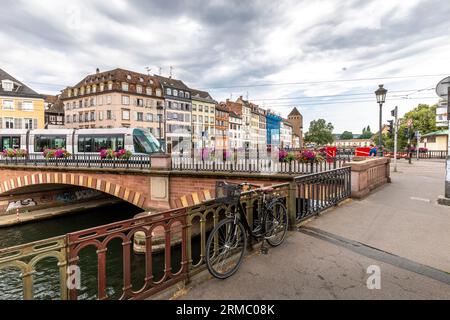 Straßburg, Frankreich - 19. Juni 2023: Straße mit historischen Fachwerkhäusern im Viertel Petite France in Straßburg, Frankreich Stockfoto