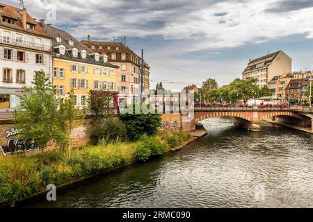 Straßburg, Frankreich - 19. Juni 2023: Straße mit historischen Fachwerkhäusern im Viertel Petite France in Straßburg, Frankreich Stockfoto