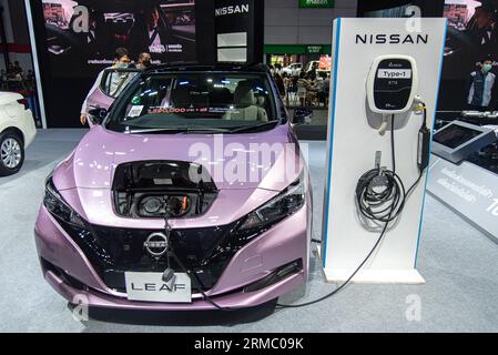 Bangkok, Thailand. 27. August 2023. Ein Nissan Leaf-Auto, das während des Thailand Big Motor Sale 2023 im Bangkok International Trade and Exhibition Center (BITEC) ausgestellt wurde. (Foto: Peerapon Boonyakiat/SOPA Images/SIPA USA) Credit: SIPA USA/Alamy Live News Stockfoto