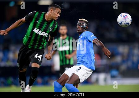 Naples, Italy. 27th Aug, 2023. Victor Osimhen of SSC Napoli and Ruan Tressoldi of US Sassuolo compete for the ball during the Serie A Tim match between SSC Napoli and US Sassuolo at Stadio Diego Armando Maradona on August 27, 2023 in Naples, Italy. Credit: Giuseppe Maffia/Alamy Live News Stockfoto