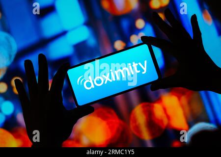 In dieser Abbildung wird das Doproximity-Logo auf einem Smartphone angezeigt. Stockfoto