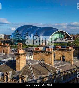 Blick von der Tyne Bridge über den Fluss Tyne in Richtung Glasshouse International Centre for Music Stockfoto