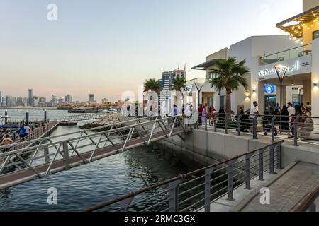 SA'ada Sea Front Cafés, Restaurants, Sehenswürdigkeiten in der Stadt Muharraq Bahrain Stockfoto