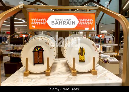 Geschenke aus Bahrain Duty Free Shop - kunstvolle Teller auf dem Display Stockfoto