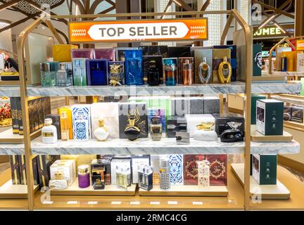 Parfums-Top-Seller im Duty-Free-Shop am Flughafen Bahrain verkauft Stockfoto