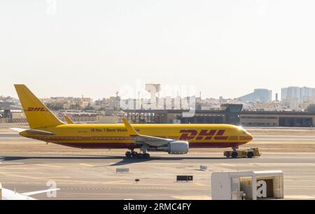 Fracht DHL Flugzeug auf Asphalt in Bahrain Flughafen. DHL Cargo Boeing 767 Rolling. Transport des Frachtflugzeugs auf DHL-Flugzeug 767F Stockfoto