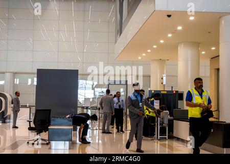 Sicherheitskontrolle am Flughafen. Sicherheitskontrolle von Handgepäck vor dem Gate-Eingang, Dubai Airport Middle East Gepäckkontrolle am Flughafen. Stockfoto