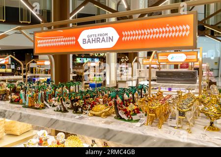 Geschenke vom Stand Bahrain Airport Duty Free Shop Stockfoto