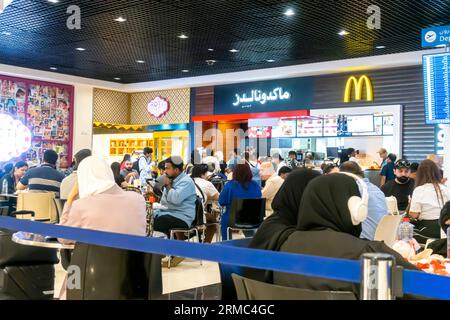 McDonalds Dubai Flughafen Café. McDonalds Dubai Flughafen Leute Touristen essen Stockfoto