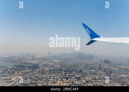 Dubai VAE aus dem Flugzeug mit FlyDubai Flügel - Blick aus dem Flugzeugfenster, Flugzeugflügel FlyDubai Airline - Luftbild Dubai ein Flugzeugfenstersitz Stockfoto