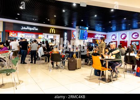 McDonalds Dubai Flughafen Café. KFC Restaurant dubai Airport. Food Court Flughafen Dubai Stockfoto