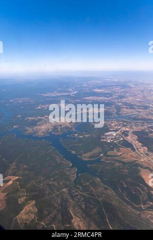 Istanbul Türkei hügelige Gegend außerhalb des Flugzeugfensters, Luftaufnahme von einem Flugzeugfenstersitz Stockfoto