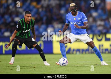 Neapel, Italien. 26. August 2023. Victor Osimhen von SSC Napoli und Ruan Tressoldi von US Sassuolo konkurrieren am Sonntag, den 27. August 2023, um den Ball während des Serie-A-TIM-Spiels zwischen SSC Napoli und US Sassuolo im Stadio Diego Armando Maradona, Neapel, Italien. Quelle: Nicola Ianuale/Alamy Live News Stockfoto