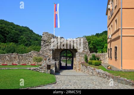 Die alte Ruine des Eingangstors des serbisch-orthodoxen Ravanica-Klosters (1375–1377 gegründet) in Senje, Serbien Stockfoto