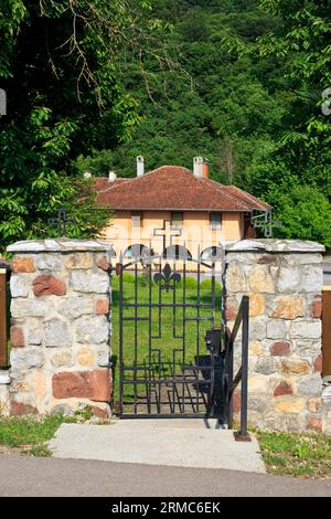 Eintritt in die Wohnräume der Mönche des serbisch-orthodoxen Ravanica-Klosters (1375–1377 gegründet) in Senje, Serbien Stockfoto